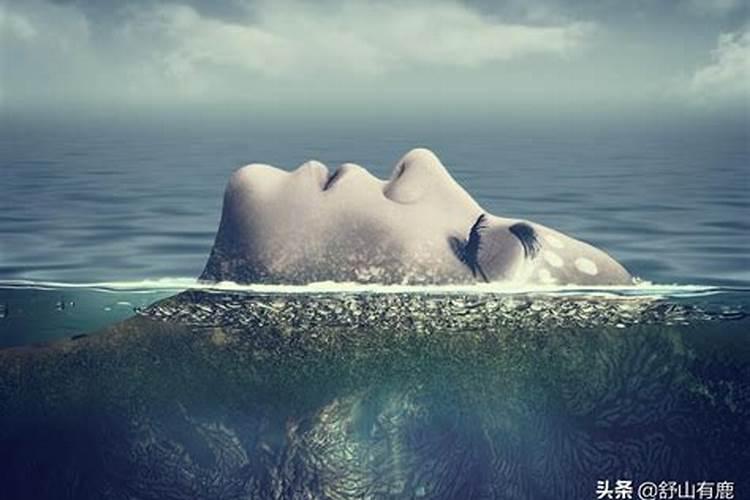 梦见故去的亲人在水里捉一只大海虾给我？