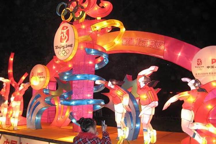2025年属虎人的幸运色和忌色