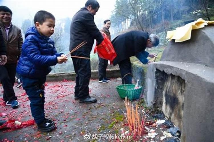 梦见女儿掉水里了,没人救,我急着喊