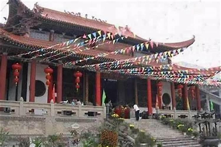 南宁市一店铺涉嫌从事迷信活动被查,是否应该要打封建迷信主义？