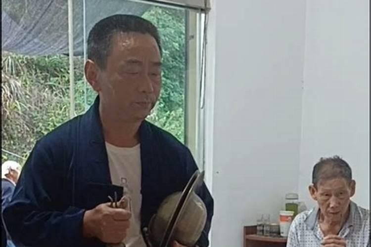 潜山市开展捡拾烟头换礼品活动,这样的做法值得提倡吗？