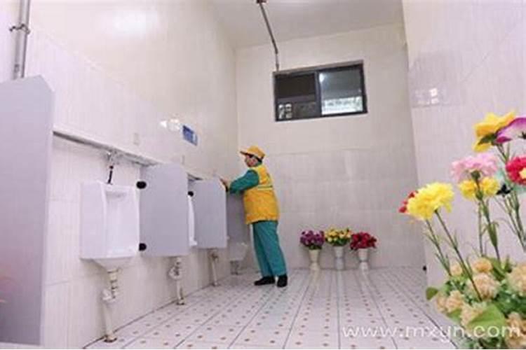 梦见公共厕所很脏是什么意思