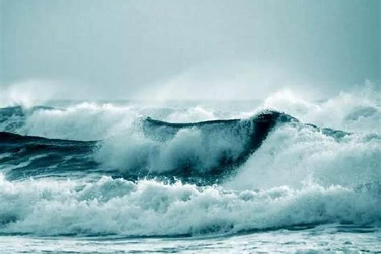 梦见船在海里大风大浪的预兆