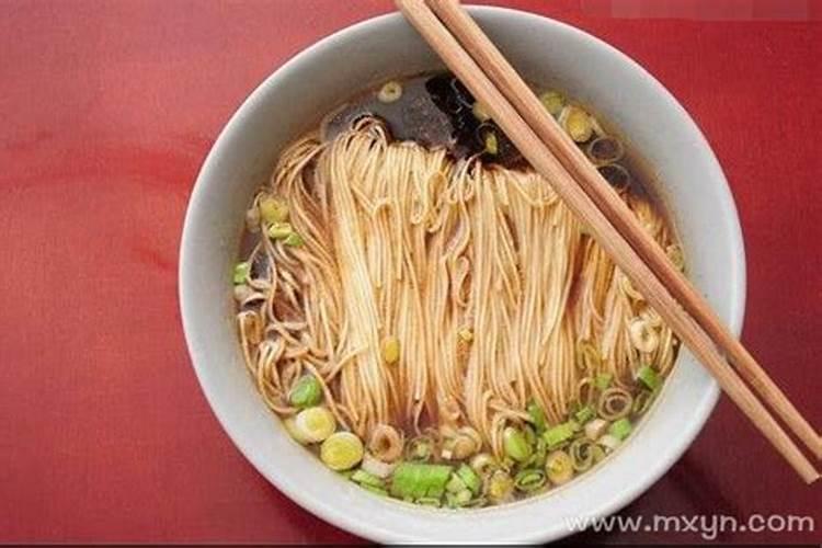 梦见自己吃面条是什么意思