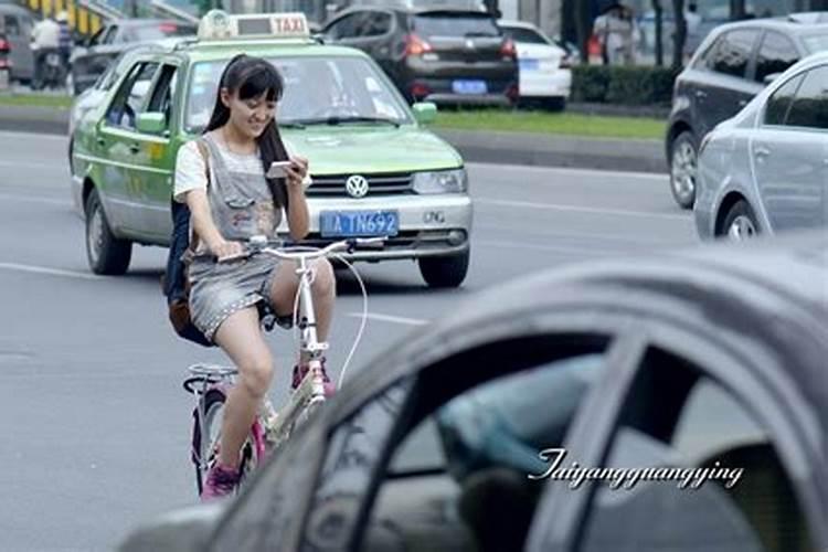 梦见自己骑车在路上,道路越来越黑暗了