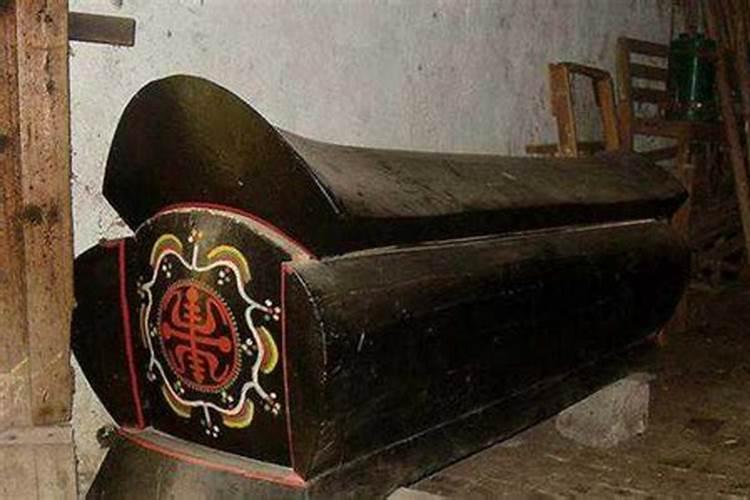 梦见自己帮忙抬死人出葬,这好吗？