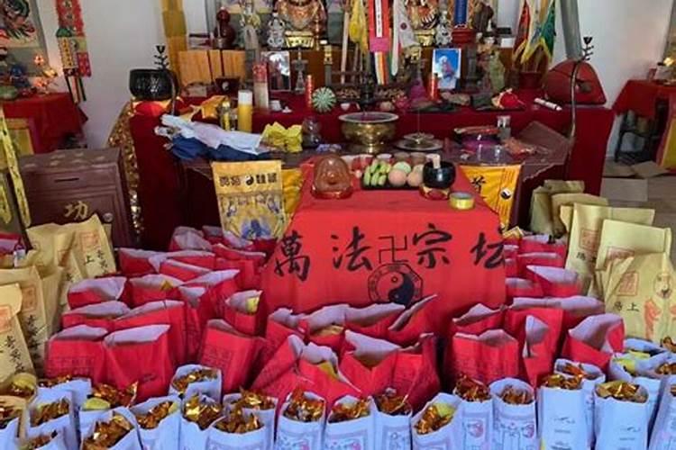 女人梦见巨浪很高很大