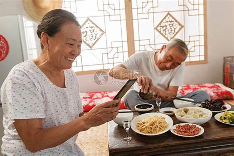 梦见和一桌老人一起吃饭的预兆