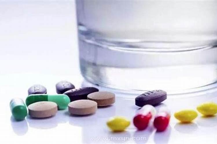 梦见死去的奶奶拿药给我吃,梦见死去的奶奶叫我给她买药