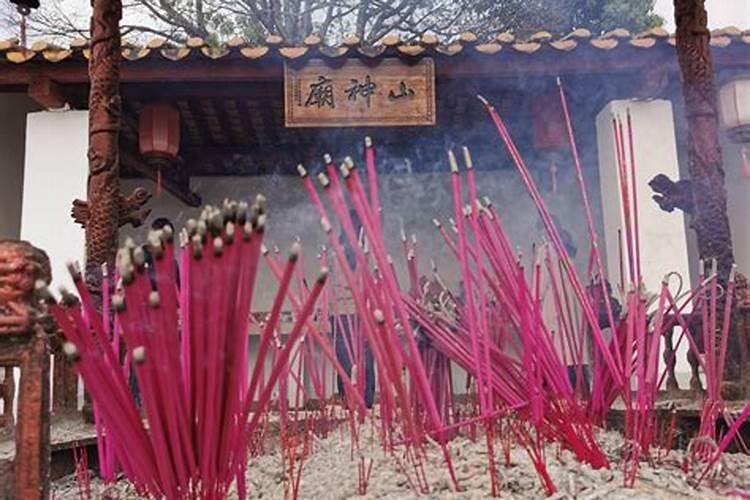 清明节烧纸在十字路口具体朝向是哪边？