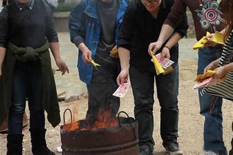 为什么有人在路边烧纸钱看到路边有人烧纸应该注意什么