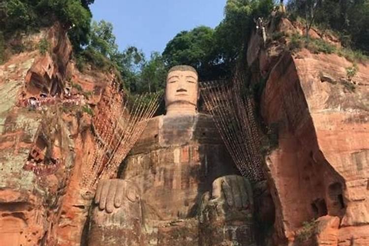 《乐山大佛》这篇阅读文题目的答案？ 这是七年级下册的《暑假生活》里...