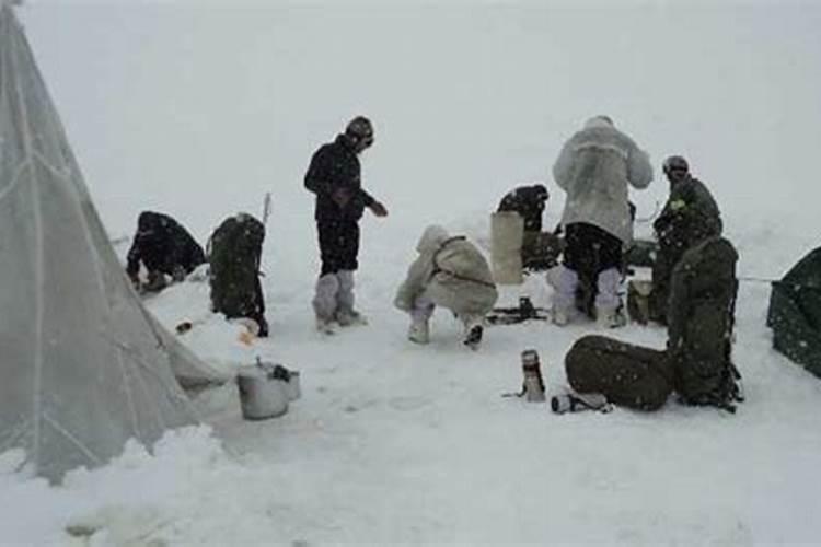我国科考船雪龙号在南极地区工作时间印度孟买的气候特点是？