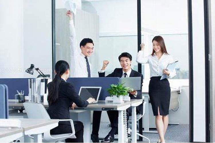 梦见大水淹路在水里走是什么寓意 不同的人梦见大水淹路在水里走的梦境...