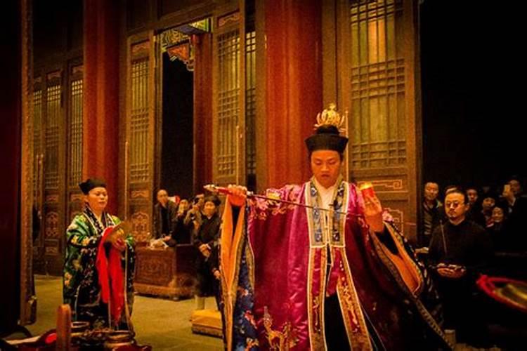 父母做生意欠债,债主总去学校找儿子违法吗？