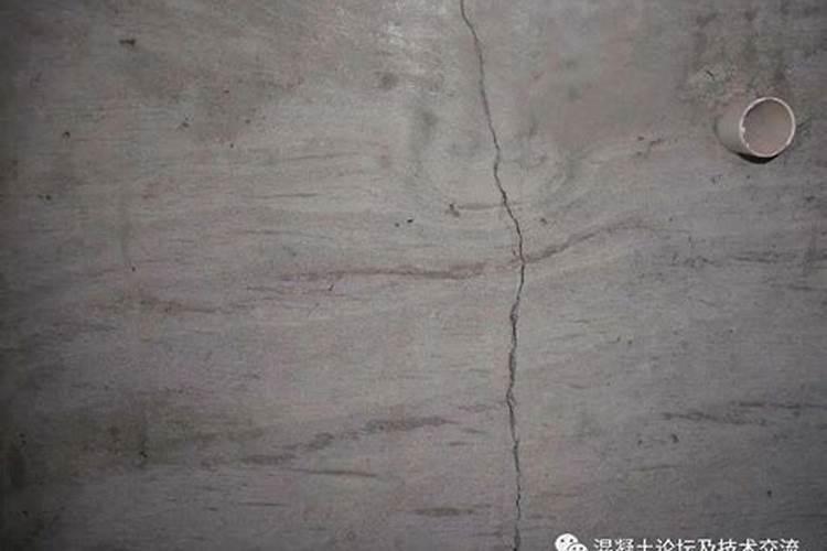 刚刚修的新房子,为什么在窗台角形成八字形裂缝？