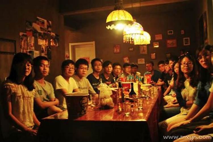 梦见同学聚会吃饭是什么意思？