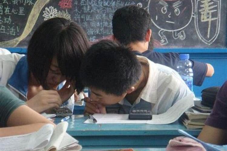 女人梦见和异性同学吵架什么意思