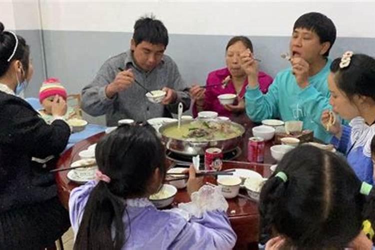 梦见哥俩搬到一起住,是我老公的哥哥嫂子一家搬到我家里