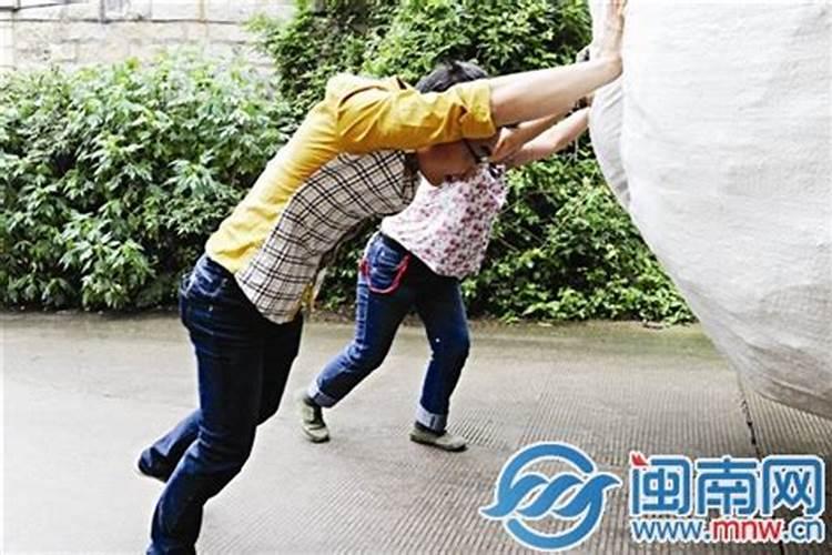 梦见有人骑车有人推我上坡的预兆