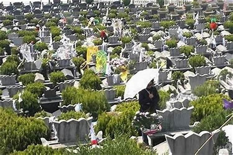 听说老人去世不足一年,7月15不能去墓地烧纸,是所谓的不能烧“节令纸...