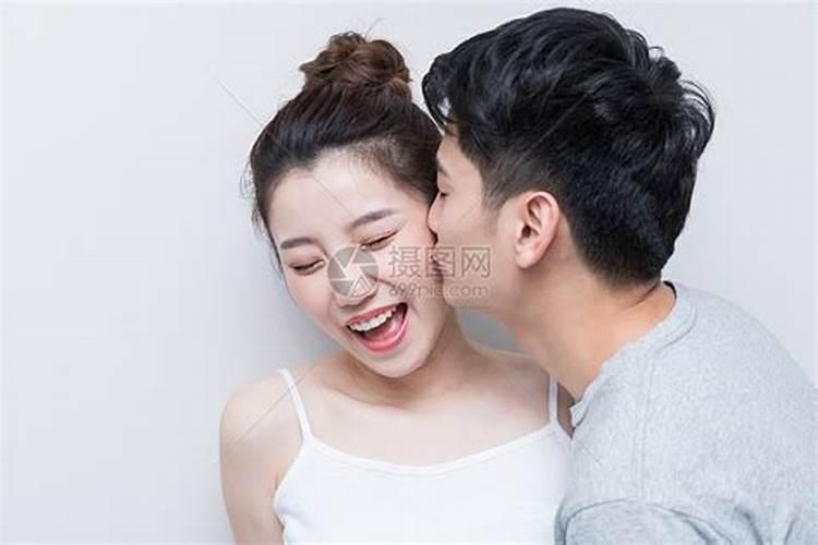 梦见和一个熟悉女人亲吻拥抱