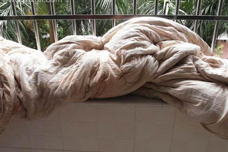 梦见租的房子漏雨被褥都湿了