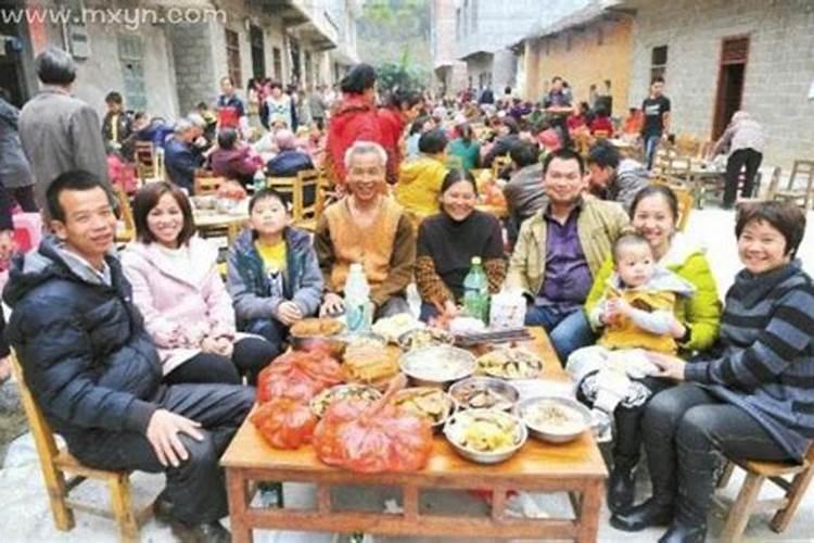 梦见亲人们在一起吃饭