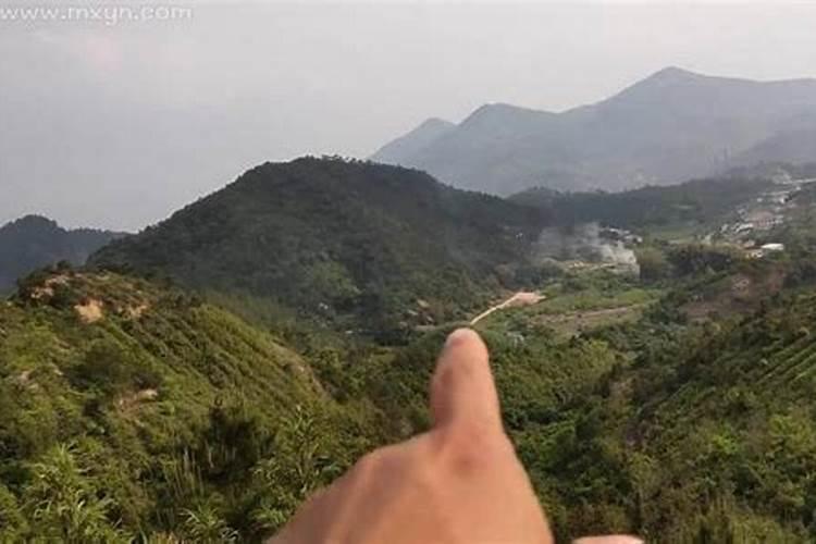 梦到自己家的老祖墓地上面有好多宝贝是啥意思？