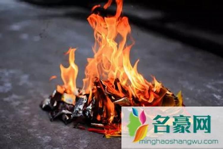 七月十五给逝去的亲人在路口烧纸钱,地址要怎么写,烧纸钱的时候有什么...