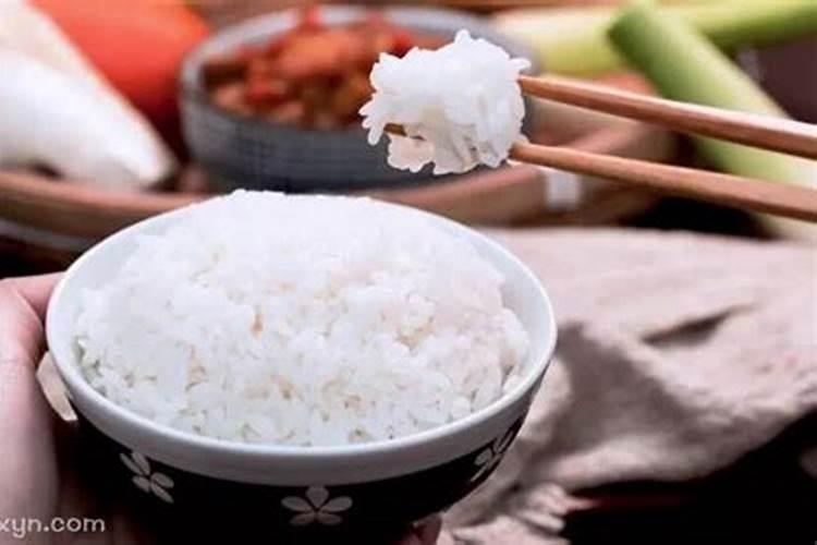 梦见聚餐吃米饭饺子丸子的预兆
