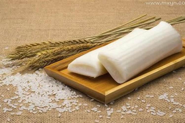 梦见,跟已故老人一起吃年糕,里面有很多针？