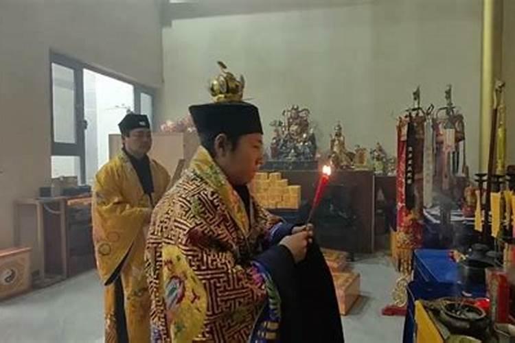 山西朔州一消防员跪地为被困孕妇当脚垫,你如何看待消防员这一行为...