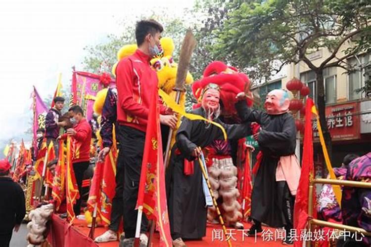 广东徐闻县中秋节期间的蜈蚣舞活动是如何进行的？