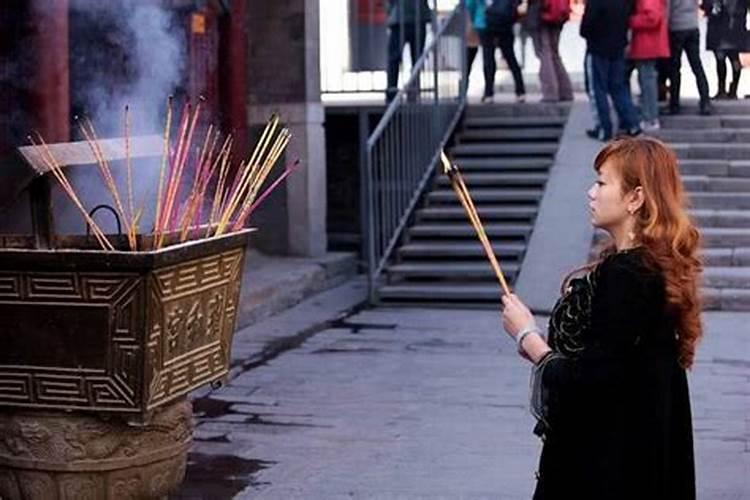 进庙里烧香有什么忌讳吗？流产20多天可以去么？