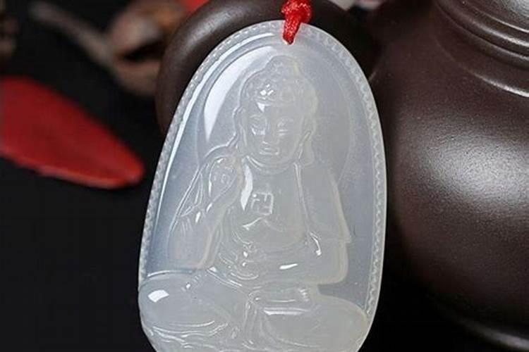 属猪本明年穿什么颜色