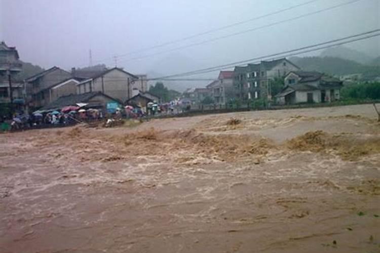 梦见洪水来了爬到高处逃生