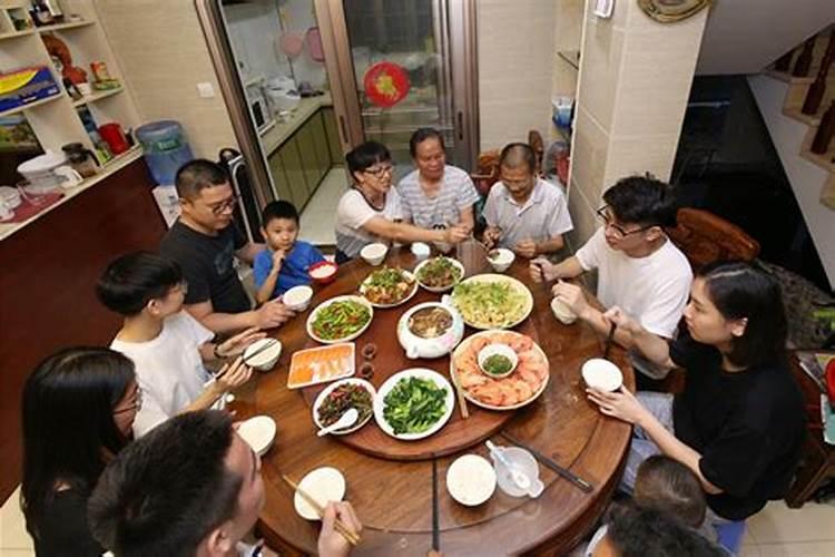 梦见亲戚朋友们聚在一起吃饭的预兆