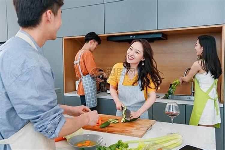 解梦自己和娘家人一起做饭
