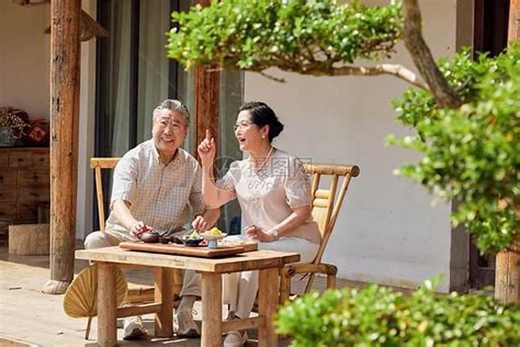 梦见一群老人聚在一起预示着什么？有什么特殊意思？