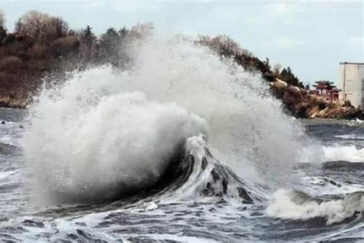 梦见海水波涛汹涌滚滚而来