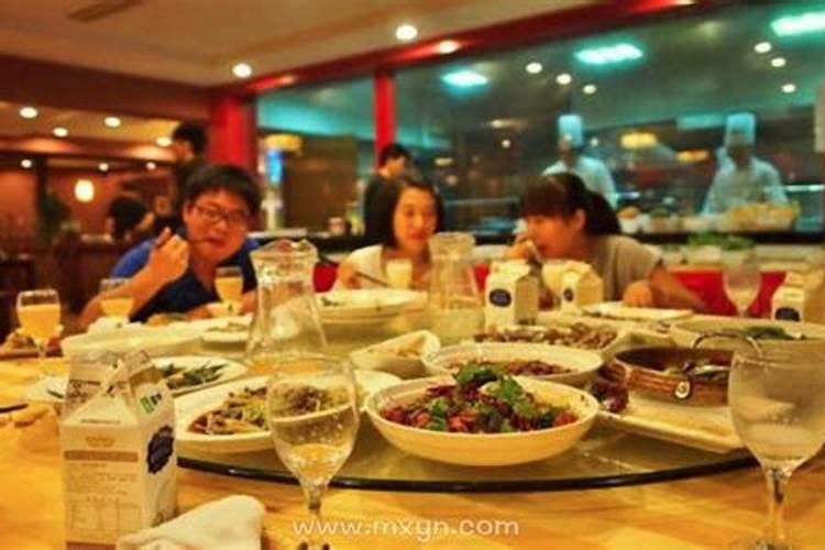 梦见和别人一起吃饭是什么预兆？