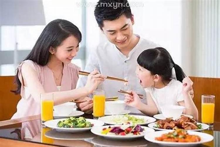 梦见和公公吃饭是什么意思