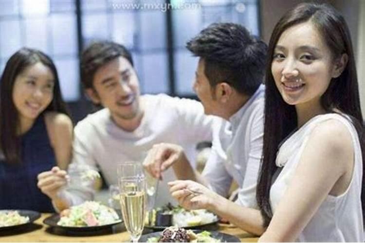 梦见老公公请人吃饭的预兆