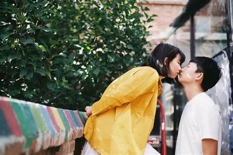 梦见和自己喜欢的女人拥抱接吻的预兆