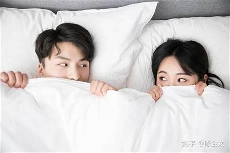 配偶在其中是什么意思？