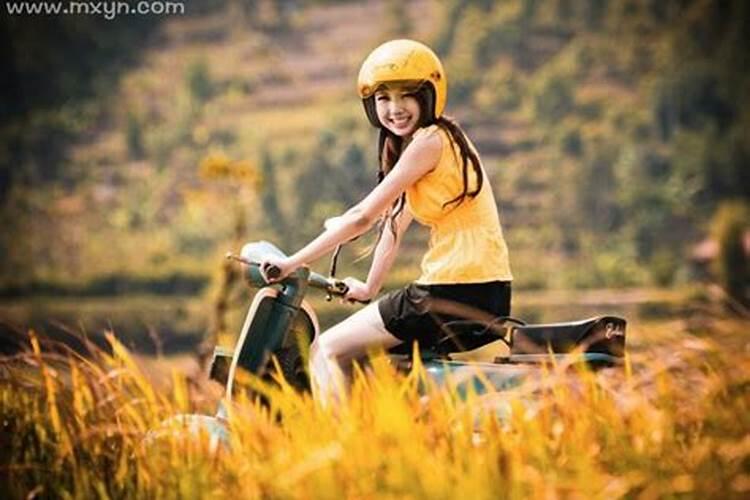 梦见骑摩托带女的预兆