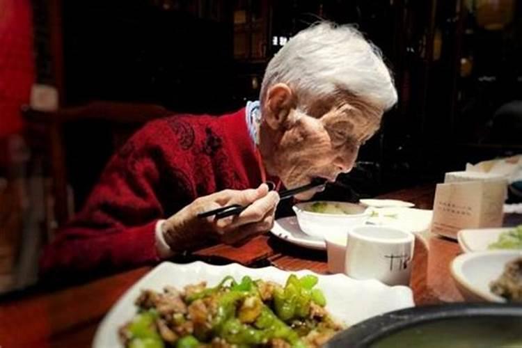 梦见吃饭是什么征兆 梦见吃饭是什么寓意