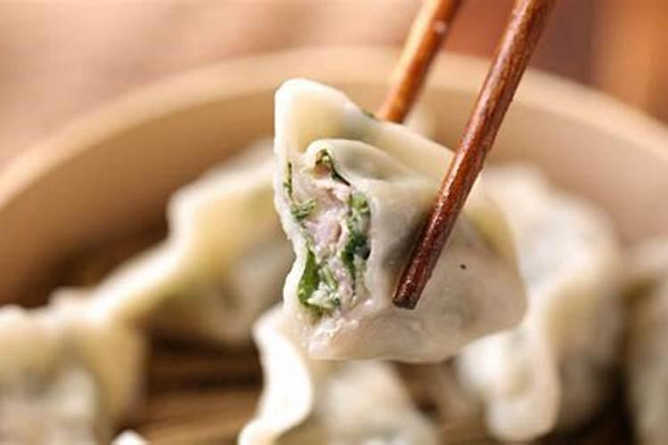 北方有宰羊、吃饺子、吃馄饨习俗,南方有吃冬至米团、长线面的习惯...