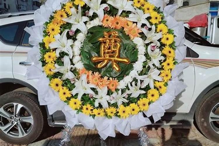 给老人上坟买几朵花